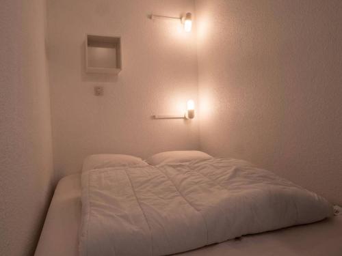 Ce lit se trouve dans un dortoir doté de 2 lumières sur le mur. dans l'établissement Résidence Pralin - PRALIN 803 MAE-4341, à Les Allues