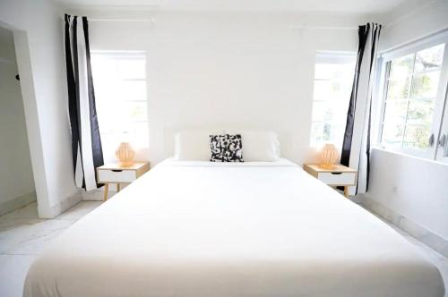 Postel nebo postele na pokoji v ubytování South Beach 2 Bedroom Family & Pet Friendly Apartment with Balcony & Free Parking