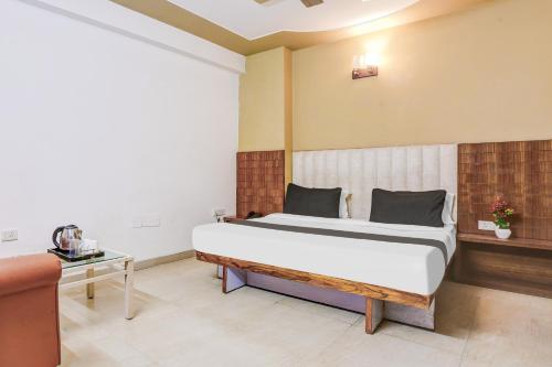Postel nebo postele na pokoji v ubytování Collection O Harmony Stay