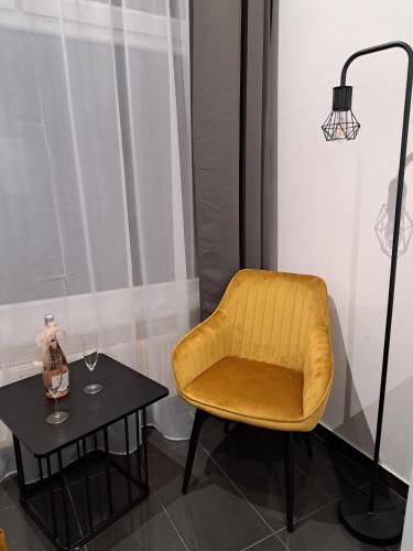 a yellow chair and a table in a room at Schwarzwald City Loft in Villingen-Schwenningen