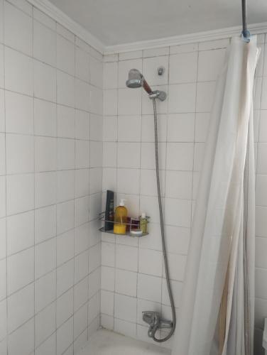 Koupelna v ubytování Habitación en departamento céntrico de Valparaíso