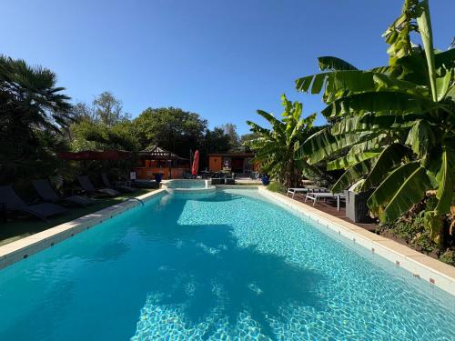 una grande piscina con acqua azzurra di Gites Le Patio34 a Lavérune