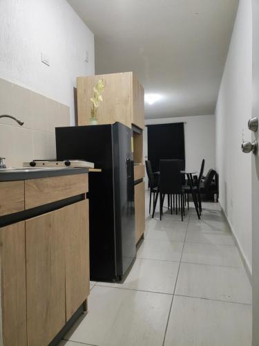 San AntonioにあるApartamento Cadereytaの黒い冷蔵庫とテーブルのあるキッチン