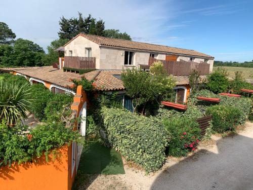 una casa con delle piante sul lato di Gites Le Patio34 a Lavérune