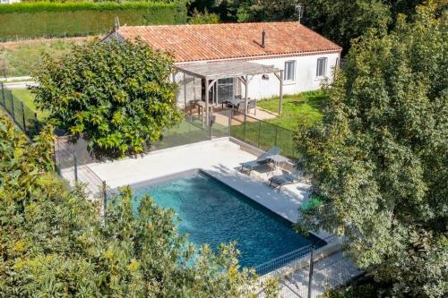 - une vue sur la piscine en face d'une maison dans l'établissement Villa t4 à la campagne, à Belleserre