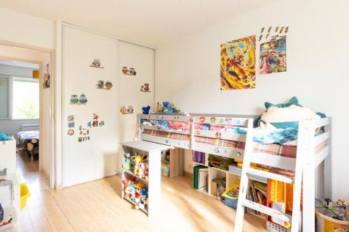 - une chambre avec 2 lits superposés et un miroir dans l'établissement Villa t4 à la campagne, à Belleserre