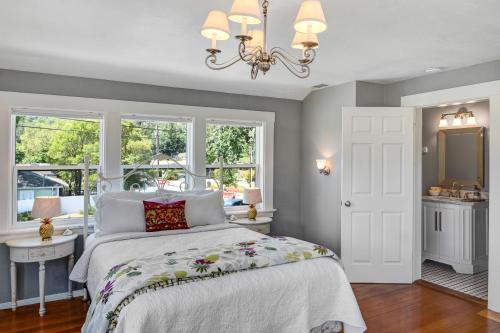 a bedroom with a bed and a window at Casa Blanca in Napa