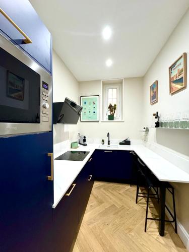 une grande cuisine avec évier et comptoir dans l'établissement Appartement de luxe à deux pas des Halles, quai Valliere, à Narbonne