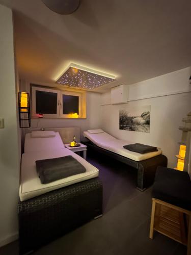a room with two beds and a tv in it at Huus Mövchen in Borkum