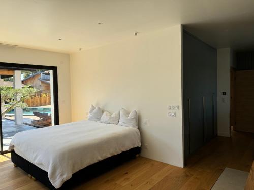 une chambre avec un grand lit avec des draps blancs dans l'établissement Villa Luna, à La Teste-de-Buch