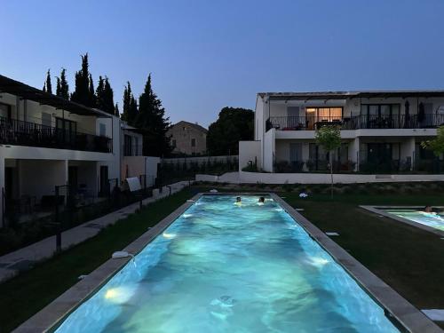 una piscina frente a un edificio en Vie Ventoux A6, en Malaucène