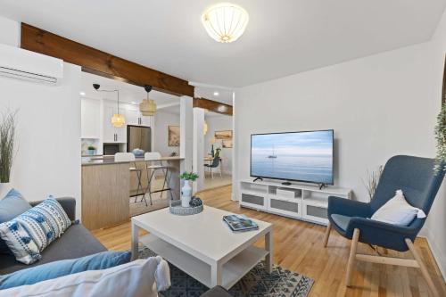 a living room with a couch and a tv at Large Beautiful 2BR Apartment fully equipped in Montréal