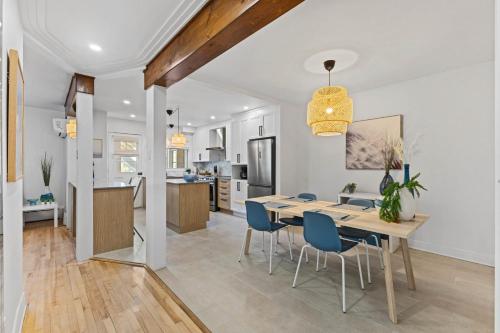 a dining room and kitchen with a table and chairs at Large Beautiful 2BR Apartment fully equipped in Montréal