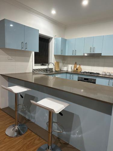 Lovely Modern Family home for your family and friendsにあるキッチンまたは簡易キッチン