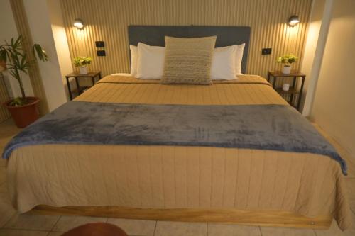 a bedroom with a large bed with white pillows at Hotel Las Colinas in Fortuna