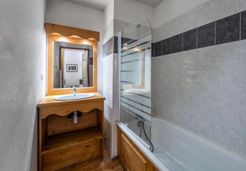 une salle de bain avec un lavabo et une douche dans l'établissement Résidence Les Hauts De Preclaux - Studio cosy au coeur des Orres 1800 MAE-4441, aux Orres