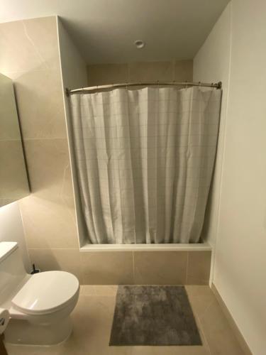 Ένα μπάνιο στο Elegant Luxury 1 Bedroom studio in Downtown LA