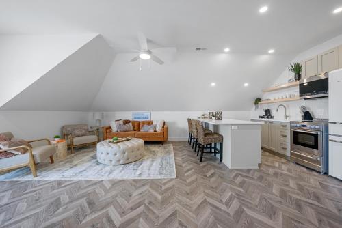 a kitchen and a living room with a table at The Washington Downtown Boutique Hotel in Sandusky