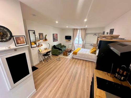 un grand salon avec un canapé et une télévision dans l'établissement Magnifique Studio équipé à Clichy aux portes de Paris, à Clichy