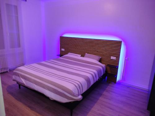 - une chambre avec un lit dans une chambre rose dans l'établissement L'écrin, à Amiens