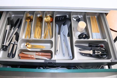 un plateau rempli d'ustensiles dans un tiroir dans l'établissement L'écrin, à Amiens
