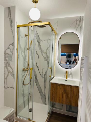 une salle de bain avec douche et miroir dans l'établissement You&Me, à Narbonne