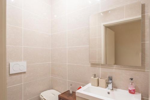 Bilik mandi di Queen Lake View - Happy Rentals