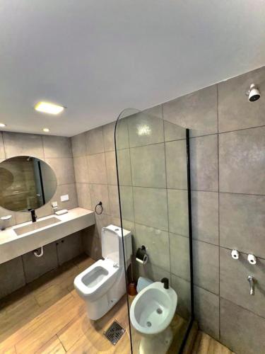 Ένα μπάνιο στο Casa espectacular con 3 habitaciones en suite de lujo, 4 baños, patio al aire libre con jacuzzi y ubicacion perfecta a 3 cuadras de la plaza - Bonavista Rentals