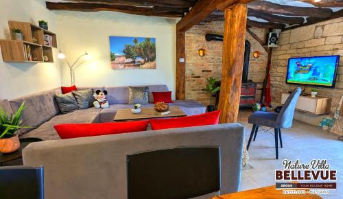 Una sala de estar con un sofá y un televisor. en Arode Nature Villa Bellevue, en Katselovo