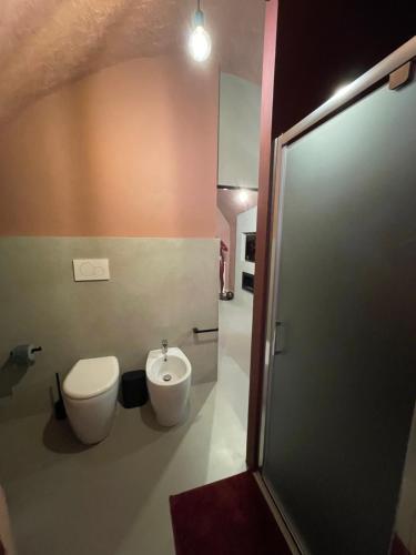 Bilik mandi di La Torretta di Eggi