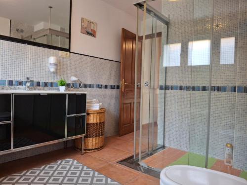 Ένα μπάνιο στο Apartamentos la Higar