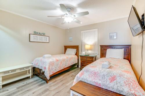 默特尔比奇Private Beach and Pool Access Murrells Inlet Condo!的带两张床和吊扇的卧室