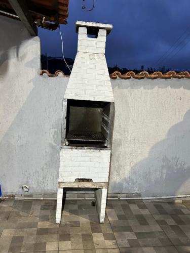 Una torre blanca situada al costado de un edificio. en Amós Beach House, en Arraial do Cabo