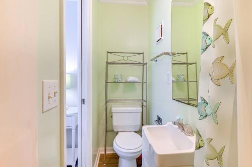 默特尔比奇Private Beach and Pool Access Murrells Inlet Condo!的带马桶和水槽的浴室