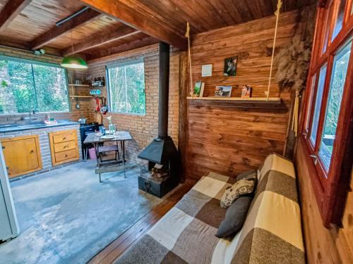 Dapur atau dapur kecil di Cabana na Floresta Rincão do Fortaleza