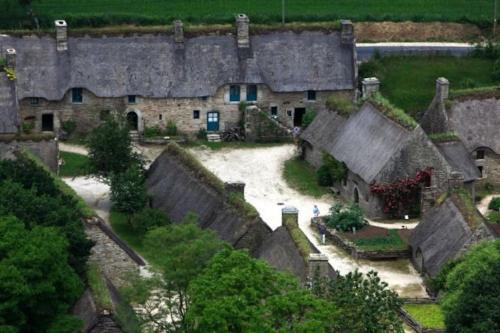 an aerial view of an old house with many roofs at Domaine des Lauriers 20 couchages in Languidic