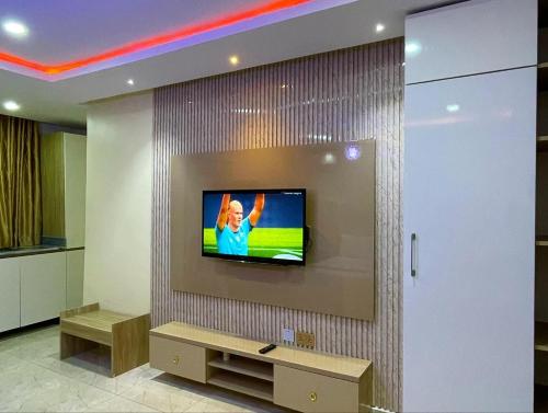 Una televisión o centro de entretenimiento en Glitters Apartment