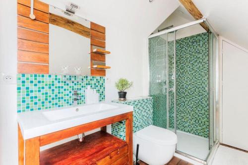 une salle de bain avec un lavabo et une douche dans l'établissement Central Appartement - Sentier, à Paris