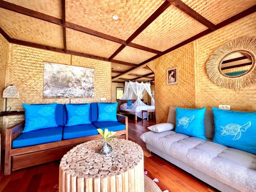 Posezení v ubytování EDEN Private Island TAHAA