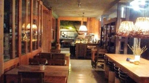 En restaurant eller et andet spisested på Posada La Valentina