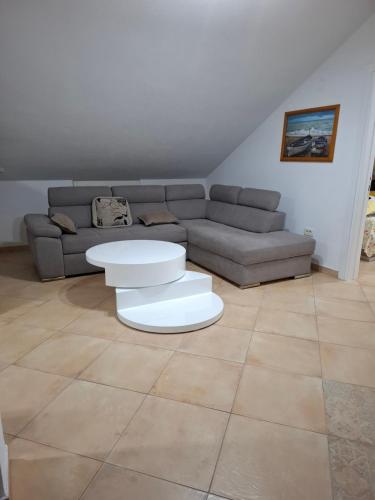uma sala de estar com um sofá e uma mesa em Apartments Pejanović em Kotor