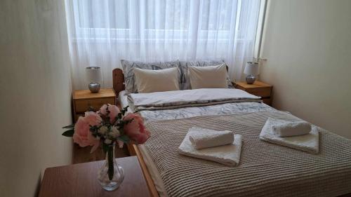 Postel nebo postele na pokoji v ubytování Peony Apartment