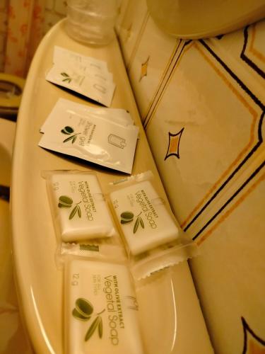 a white plate with four pieces of soap on it at Hotel Veles in Querciola