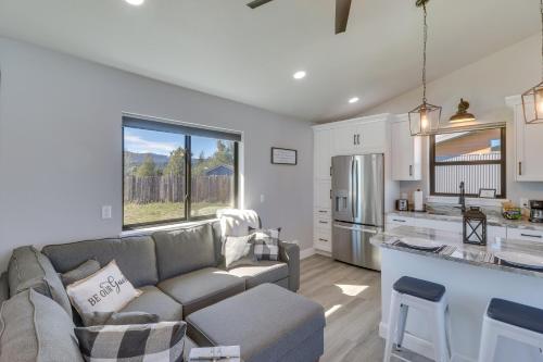 Η κουζίνα ή μικρή κουζίνα στο Tiny Home with Mtn View Near Flathead Lake and Skiing