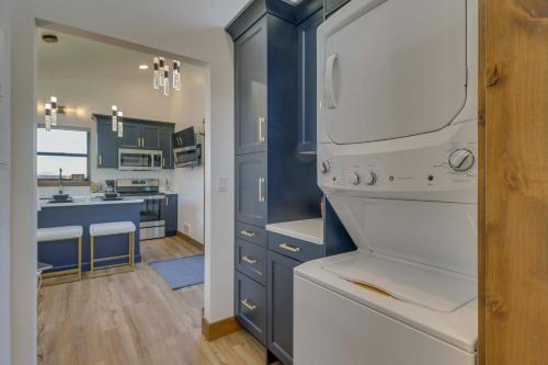 Η κουζίνα ή μικρή κουζίνα στο Mtn-View Tiny Home with Grill Near Skiing!