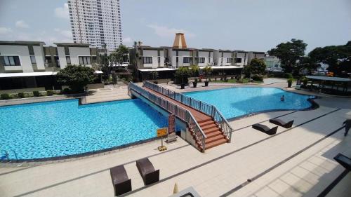 雅加达Apartemen Thamrin City Mall 2BR,65sqm,City View,free GYM,Jacuzzi,swimming pool的建筑物内游泳池的俯视图