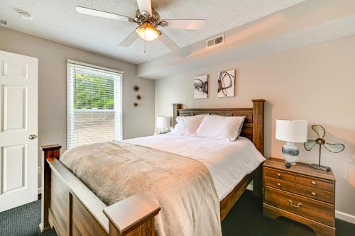 Ένα ή περισσότερα κρεβάτια σε δωμάτιο στο Nolin Lake Home with Decks and Fire Pit in Clarkson!