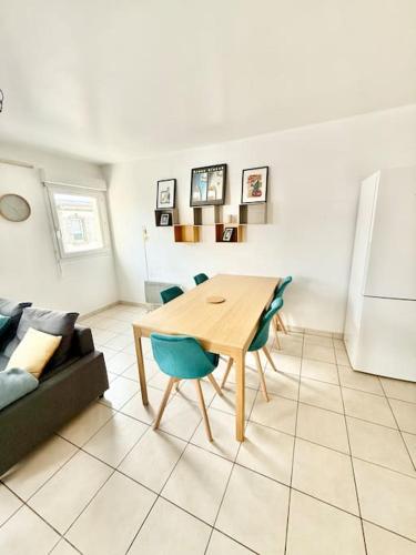 une salle à manger avec une table et un canapé dans l'établissement Appartement deux chambres Brest centre proche Tram, à Brest