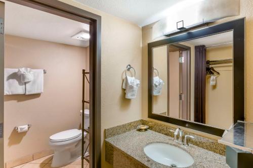 Un baño de Best Western Plus Raton Hotel