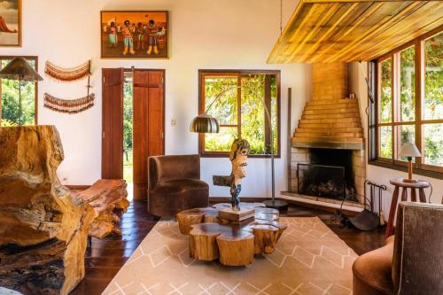 MirantãoにあるCasa Tlalli- Main Houseのテーブルと暖炉のあるリビングルーム